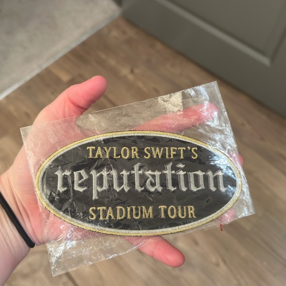 Taylor Swift Reputation Stadium Tour Official Patch. Never opened - Picture 2 of 5